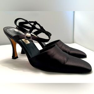 Vera Wang Closed Toe Black Satin Shoe with Rhinestone Accent. Preloved  Size 6M